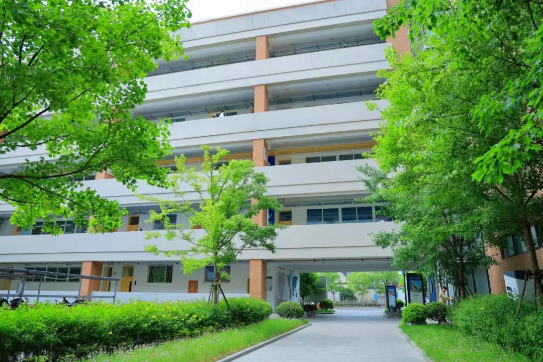 上海香港DSE高中｜2025年上海存志中学（原同洲米德）香港DSE招生简章！