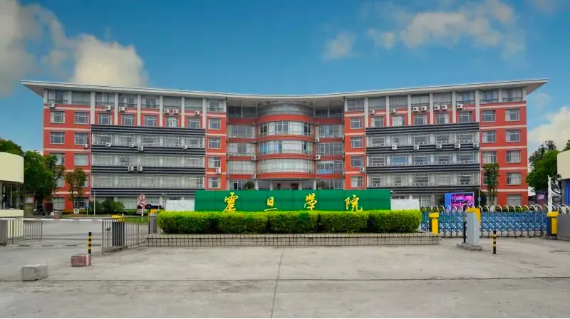 上海新加坡高中|2025年上海11所+新加坡国际高中汇总！平均学费10万一年！