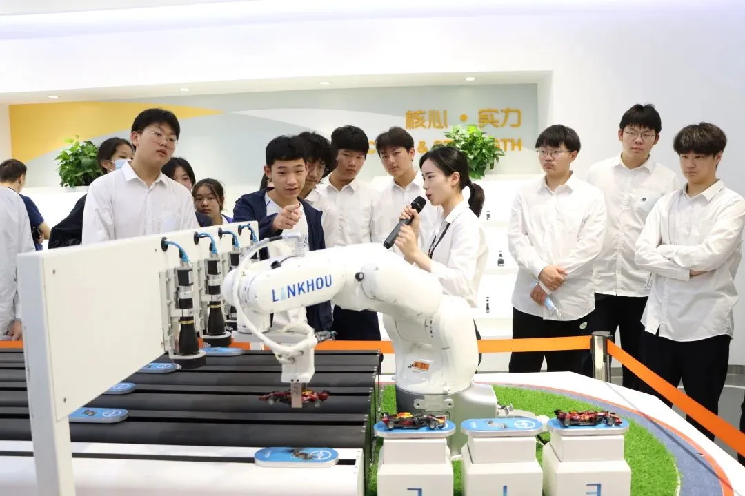 苏州香港DSE高中｜苏州市吴江区世恒学校香港DSE课程“港大班”2025年招生简章！