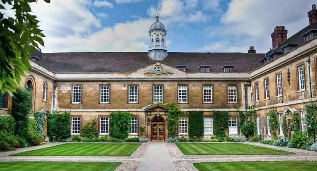 剑桥大学官宣！2025年最新面试安排出炉，今年这些学院需要线下面试！