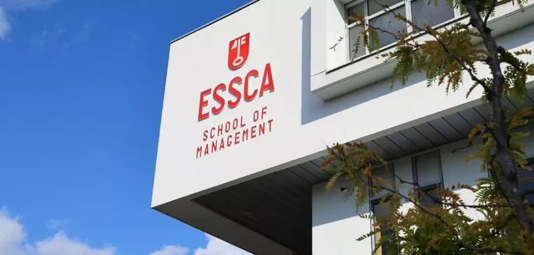 高中毕业后选择法国留学，就读高商五年制本硕连读项目，直接拿国家认证硕士文凭！