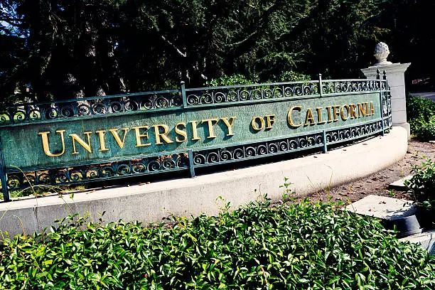 加州大学要“换时区”？全系统考虑从季度制改成学期制，网友都吵疯了