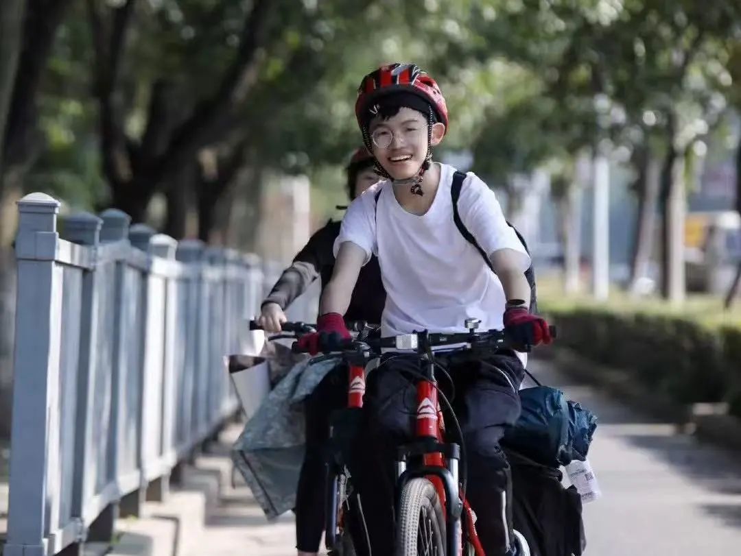 2025毕业生专访 | 以坚韧为甲，跨越险阻；以温暖为光，照亮前路
