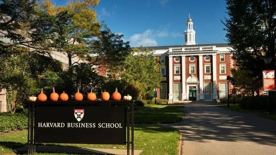 美国大学就业哪家强？《彭博周刊》就业率最高商学院排名出炉！