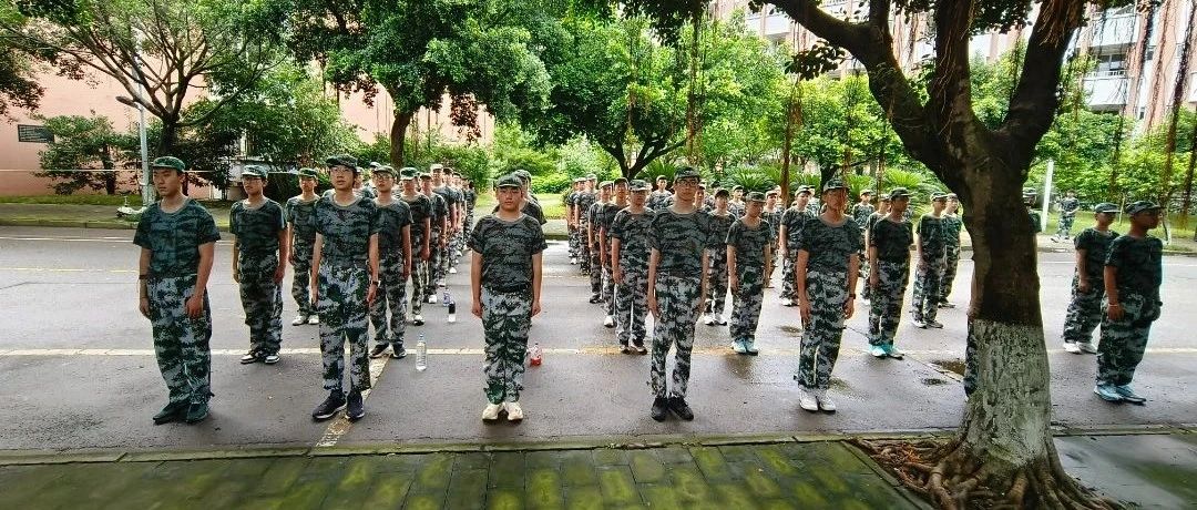 成都外国语学校高2025级第二批学生军训第二天