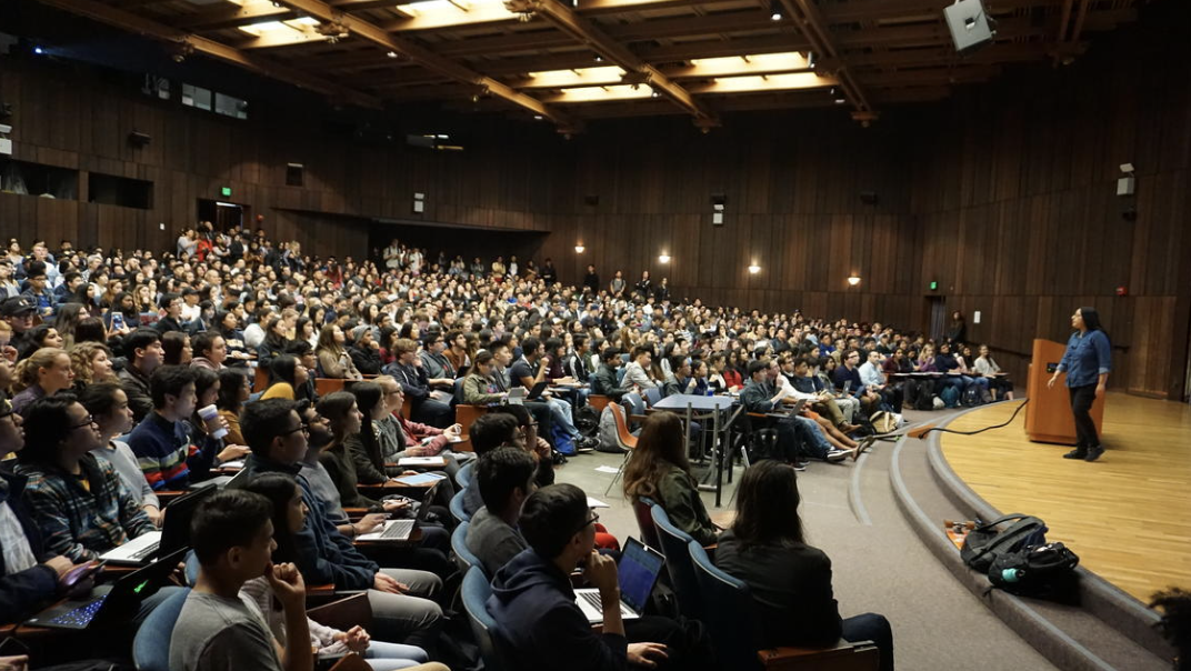 UC Berkeley千人大课惊呆网友，在全美规模最大的学校读书是怎样一种体验？