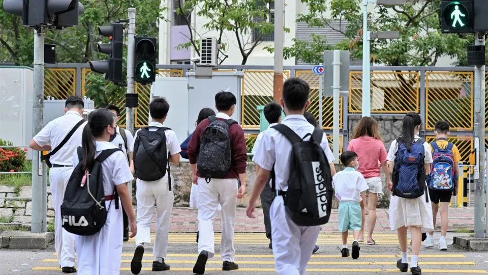 重磅：15万「双非儿童」抢港校学位？香港教育局最新回应来了！