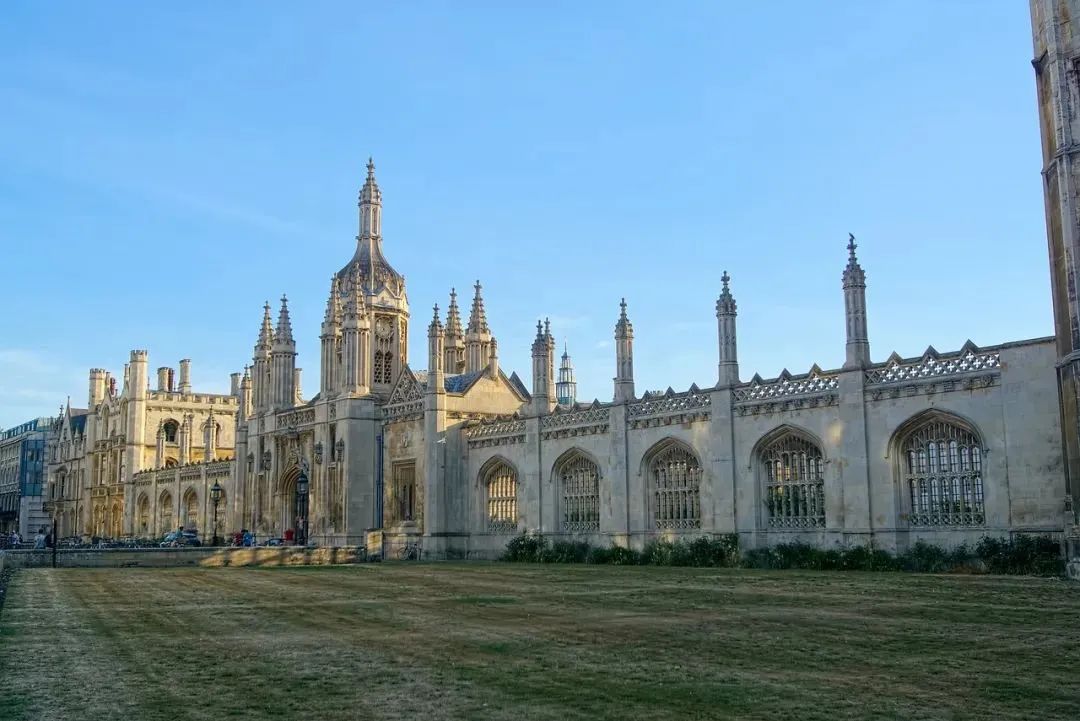 IC又超牛剑！2025年英国大学毕业生薪酬排行榜：24所英国大学“一争高下”！