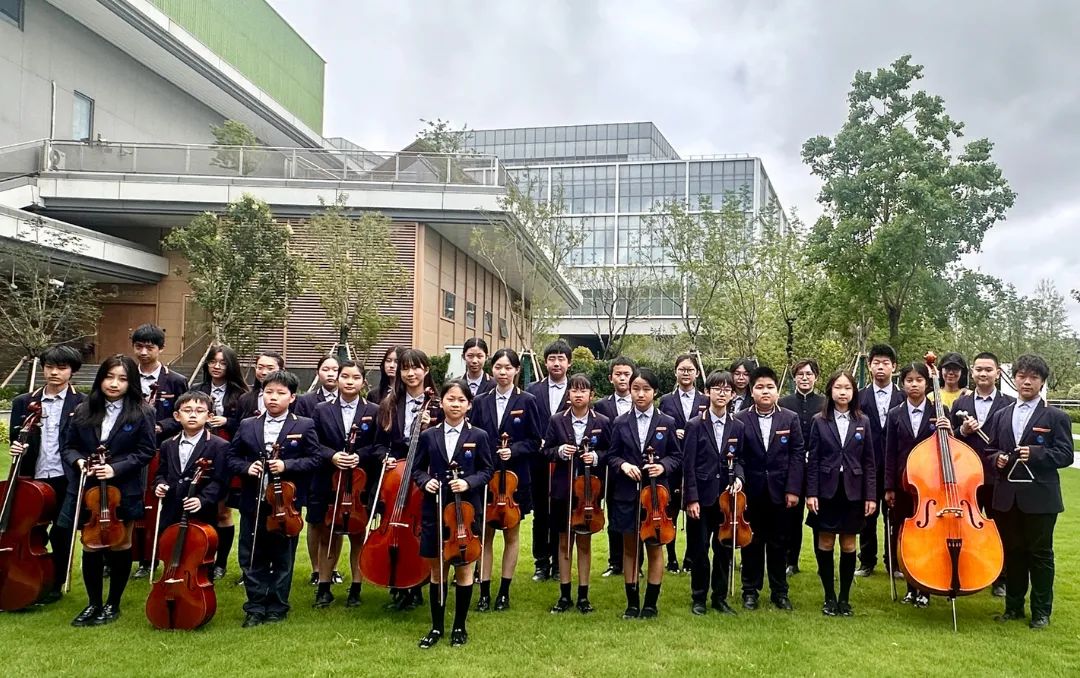 临港耀华2024-2025学年: 学子在成长中绽放，佳绩见证蜕变