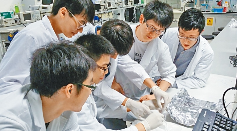 吸金专业年入54万！平均32.9万！港八大学生年薪再破纪录！