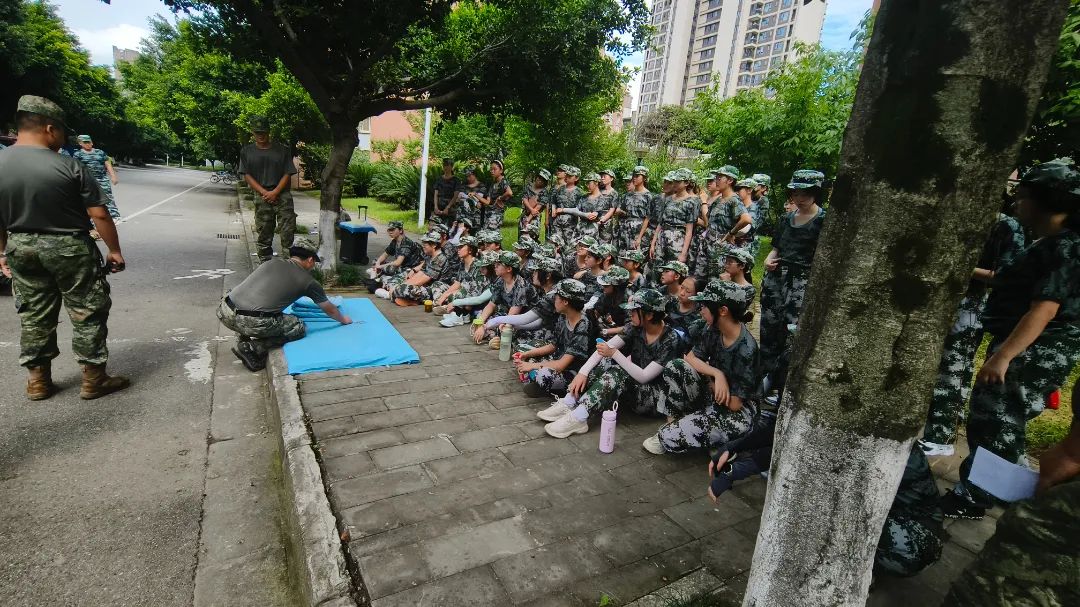 成都外国语学校高2025级第二批学生军训第二天
