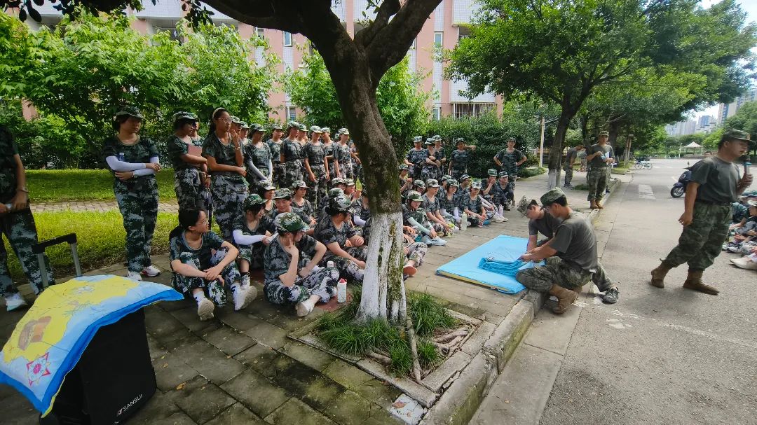 成都外国语学校高2025级第二批学生军训第二天