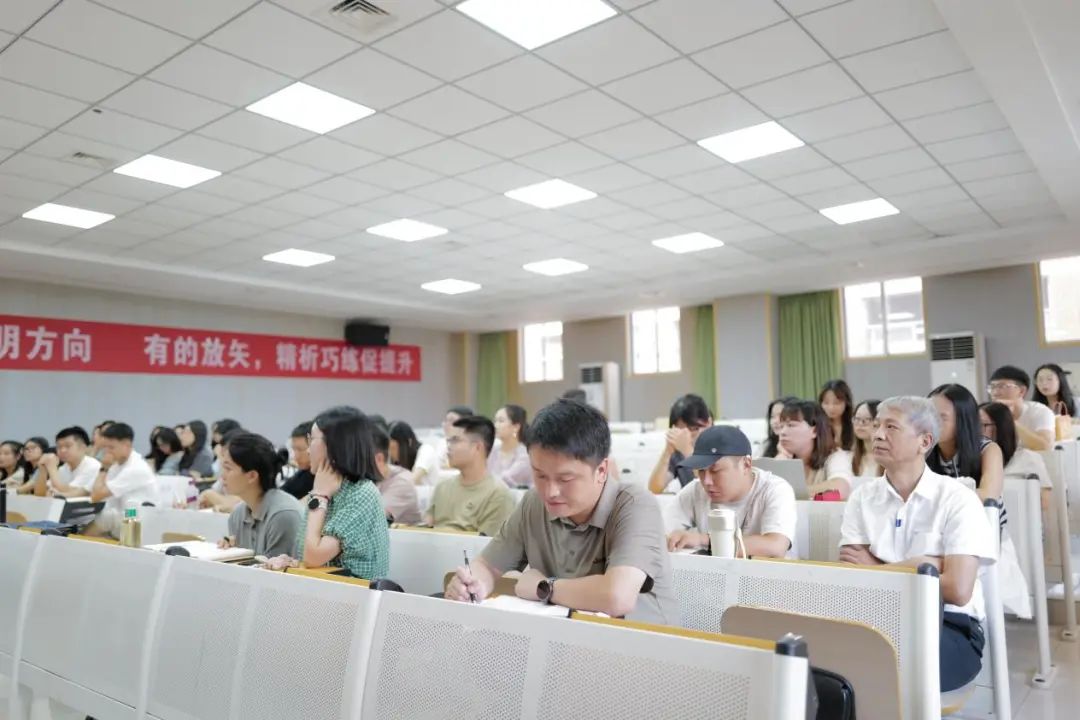 成都外国语学校初2025级新学年班主任培训会
