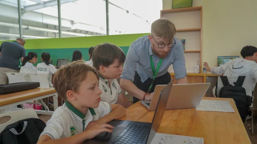 Discover HQIS Upper School | 塑造未来领袖：探秘HQIS中学部纯正美式课堂