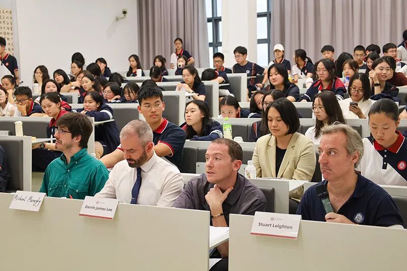 “蜂”芒毕露，看冠军花落谁家！ | 2025光华剑桥新生拼词大赛