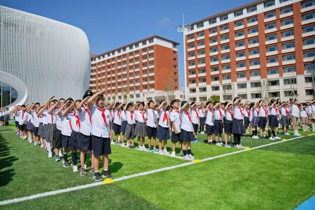 强国有我 誓言铿锵｜圣华紫竹双语兰香湖校园首次全体升旗仪式顺利举行