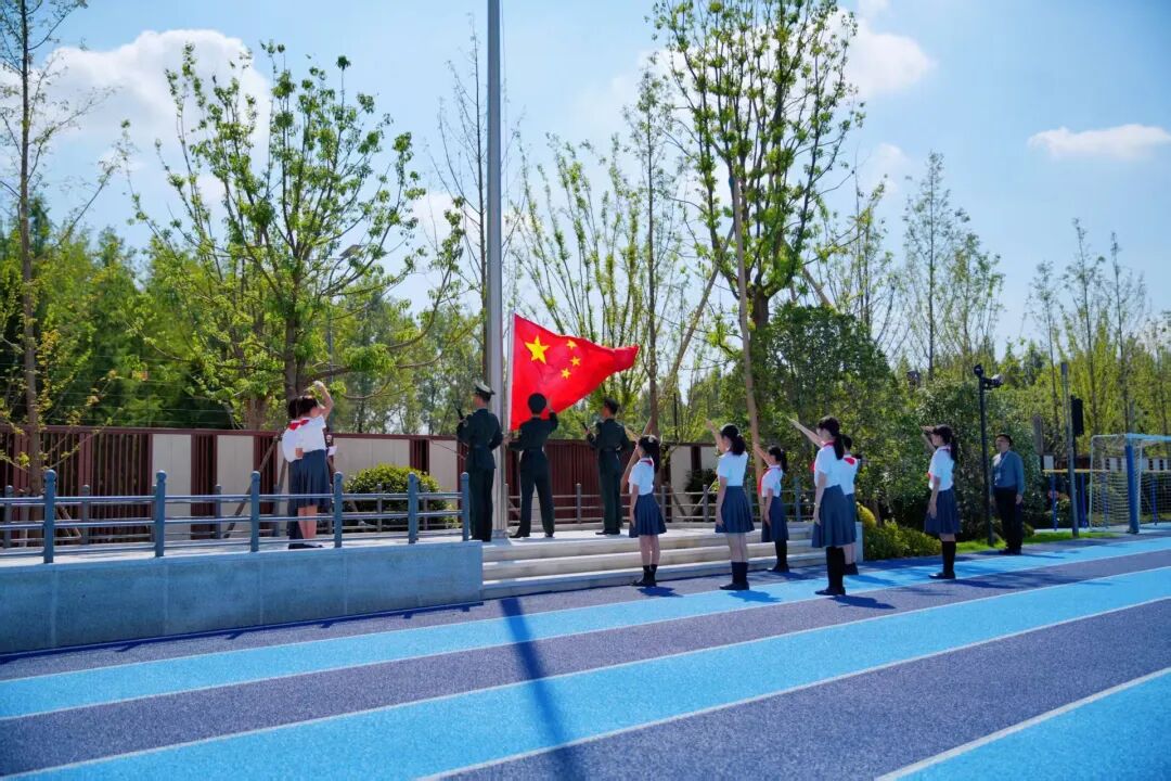 强国有我 誓言铿锵｜圣华紫竹双语兰香湖校园首次全体升旗仪式顺利举行
