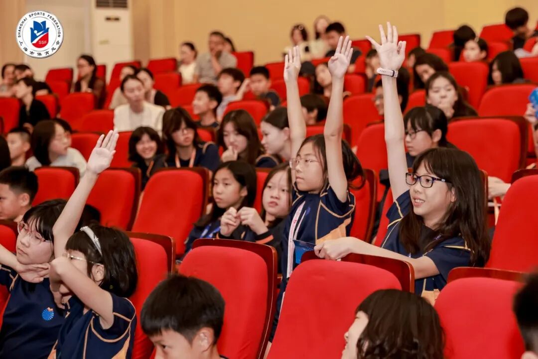 赛场英姿化春雨，共筑少年强国梦 | 奥运冠军钟天使莅临临港耀华