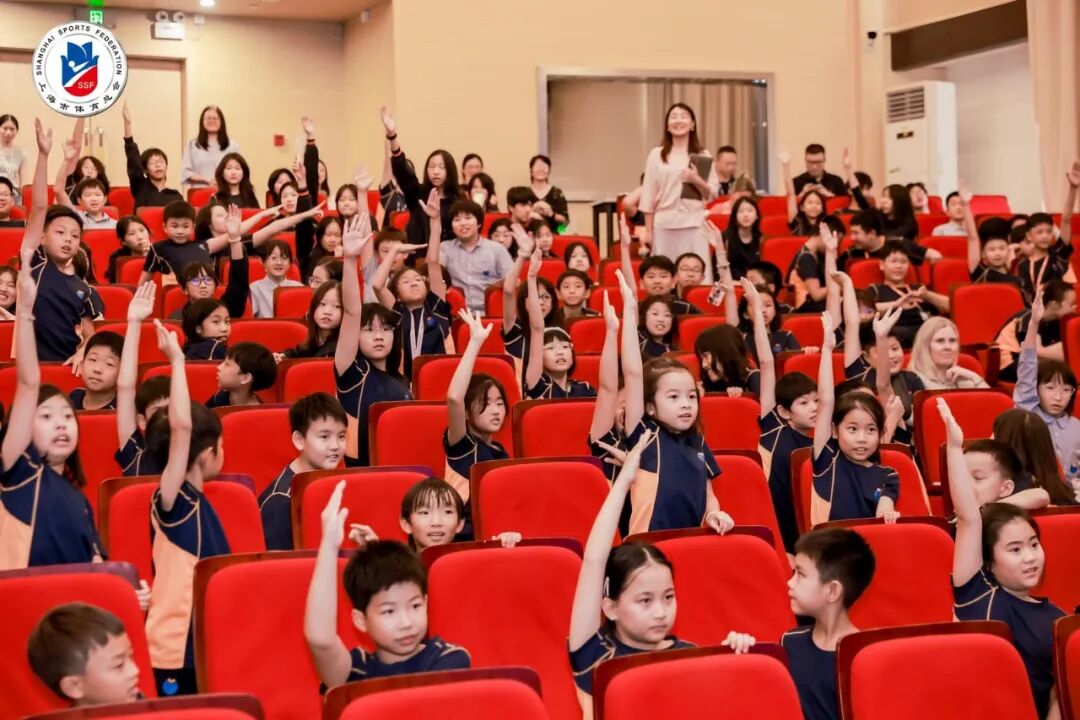 赛场英姿化春雨，共筑少年强国梦 | 奥运冠军钟天使莅临临港耀华