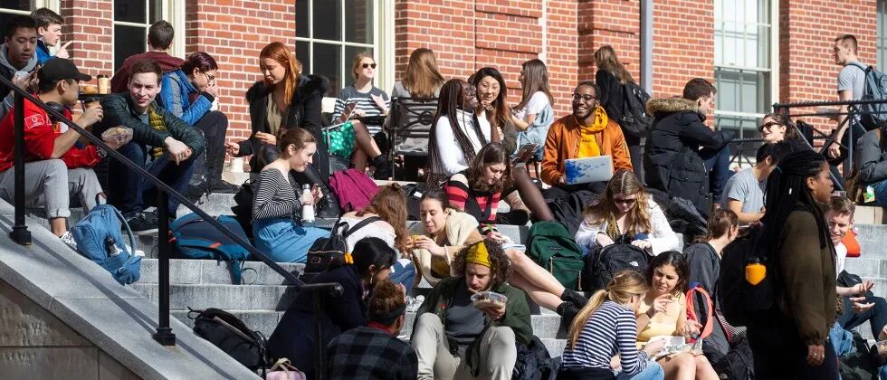 藤校“民调”显示：70%学生交朋友前先“审查”政治立场，不站队就不是自己人？