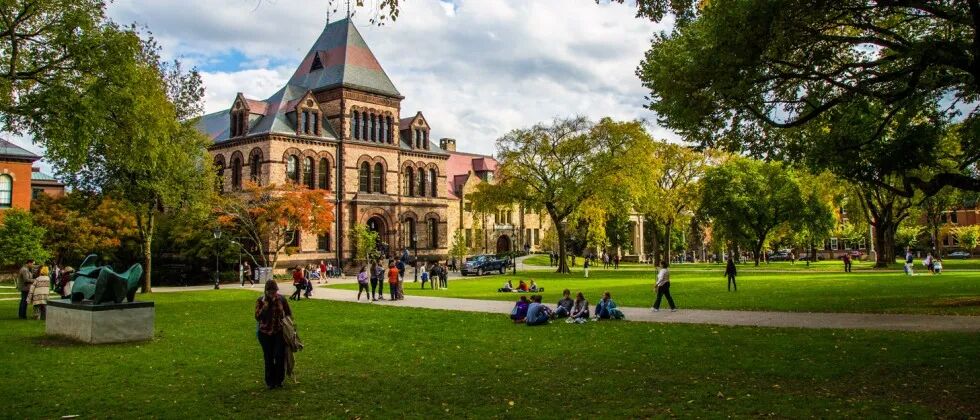 藤校“民调”显示：70%学生交朋友前先“审查”政治立场，不站队就不是自己人？