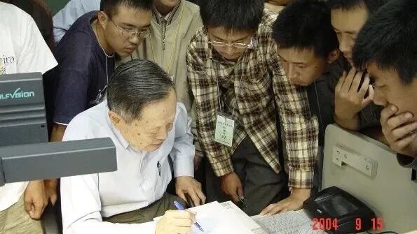 杨振宁的留学之路是怎样的？根基在中国，升华在美国...