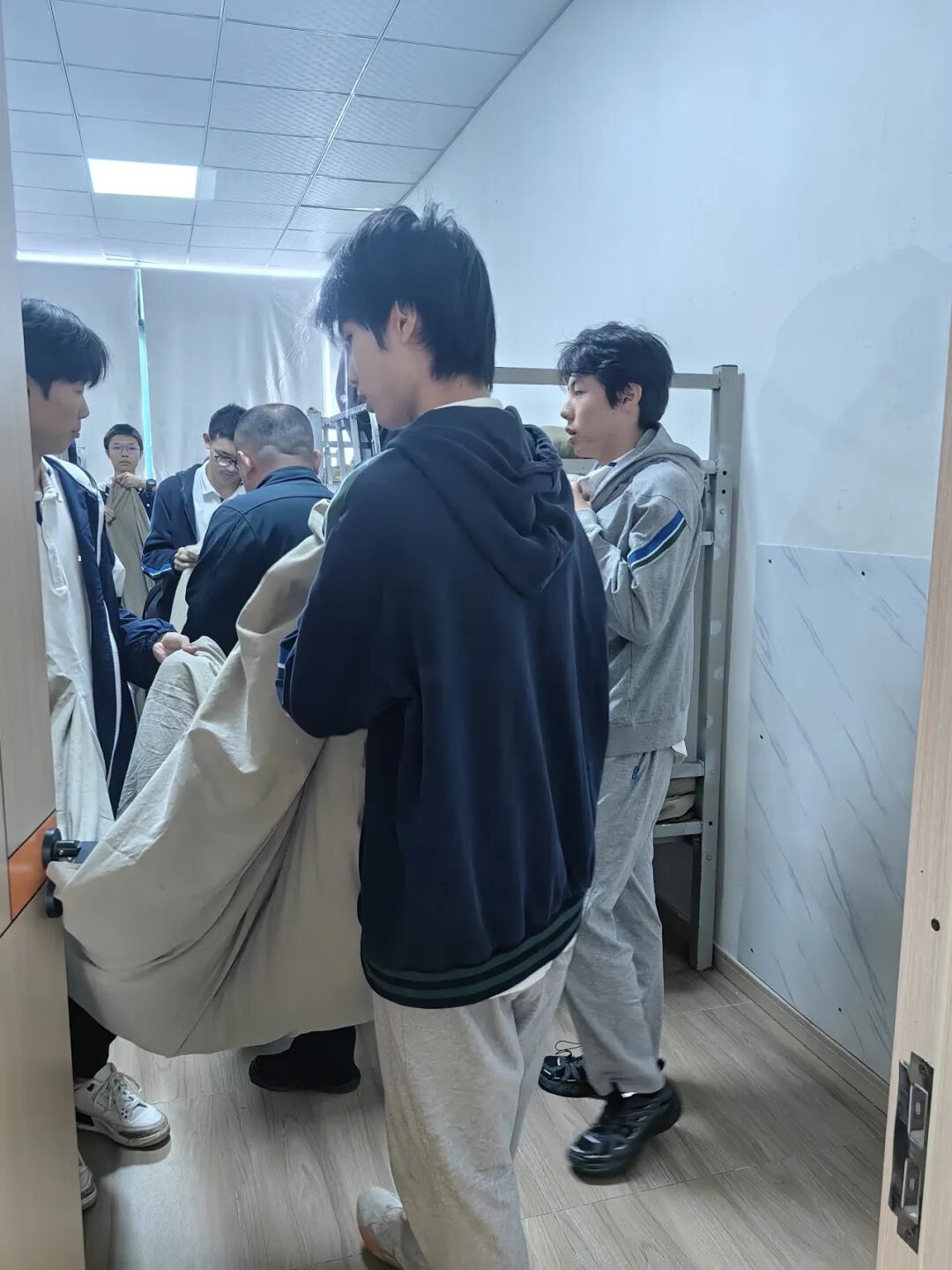 拆盲盒啦！“青春遇稻奉贤”限定版——美达菲高二学子解锁农耕与科技的双向奔赴