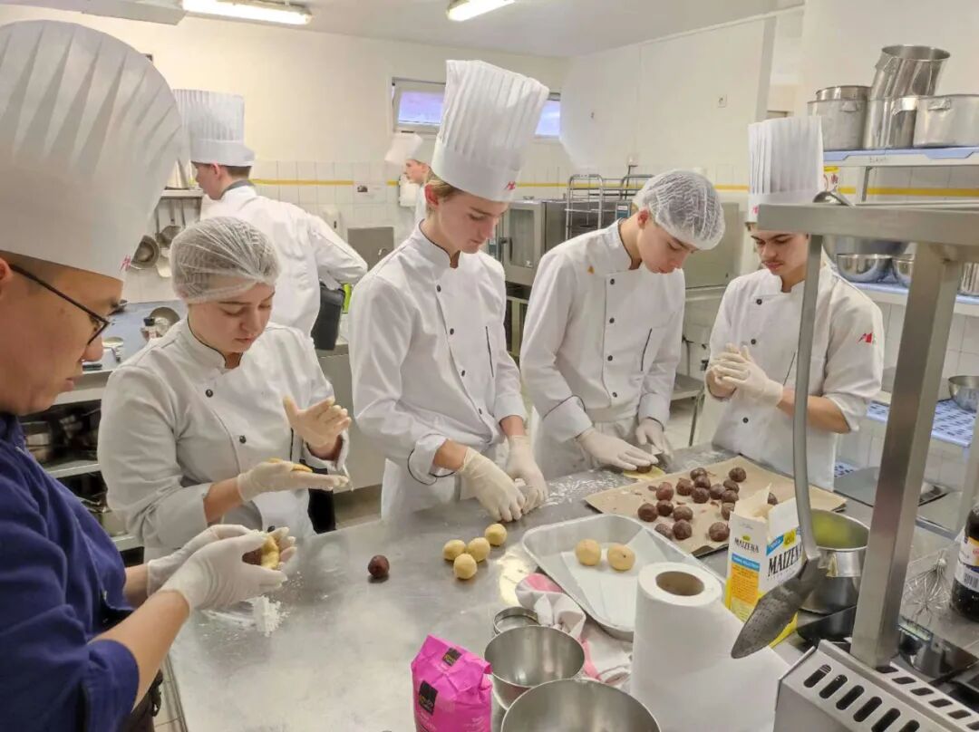 ISPA酒店餐饮预科 - 与圣马丁酒店管理学院合作