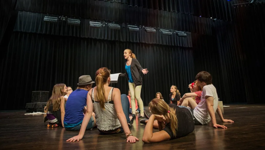 在法国学习表演是种什么体验？国立高等院校、音乐学院、公立大学：量身定制的演员成长之路！