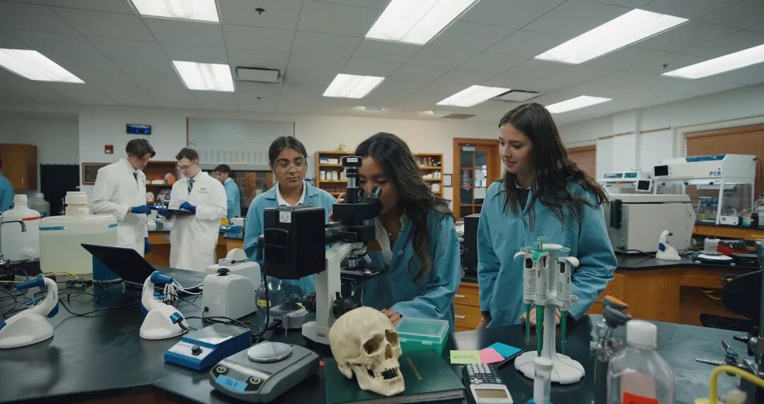 美高科学课能多有趣？古生物、造船、破案…课程深度直逼大学！