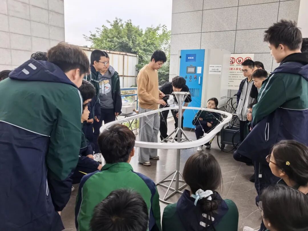 当课本知识遇上西交智造:成外学子探秘中国高铁心脏 当课本知识遇上西交智造:成外学子探秘中国高铁心脏