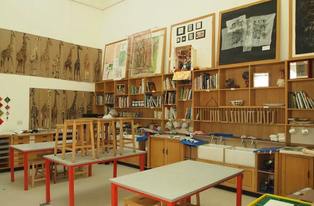 Badminton School | 英国十佳女校之一，学术与音乐并重，走出了印度首位女总理，金球奖影后