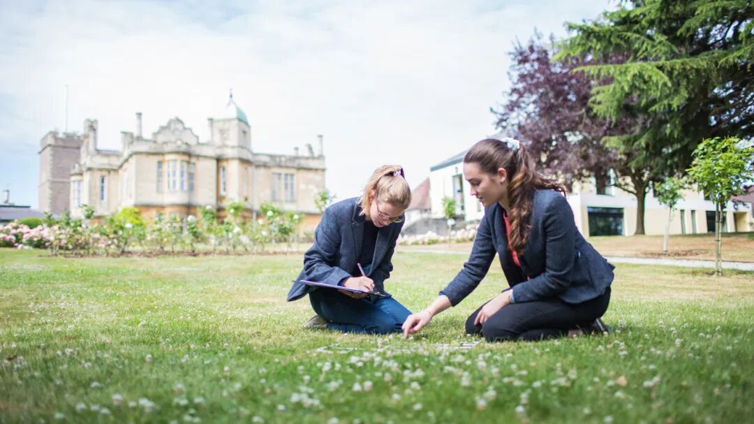 Badminton School | 英国十佳女校之一，学术与音乐并重，走出了印度首位女总理，金球奖影后