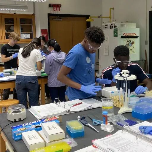 美高科学课能多有趣？古生物、造船、破案…课程深度直逼大学！