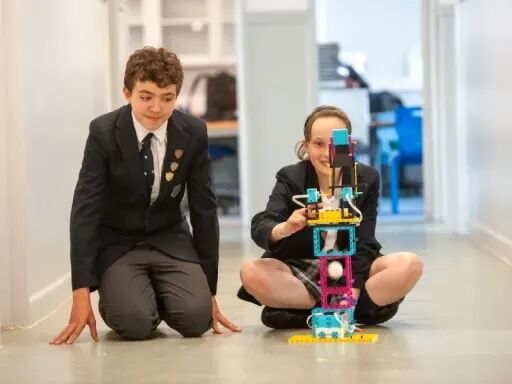 Stonar School|英国STEM强校,以专业马术课程闻名,开设独特的飞行俱乐部 Stonar School|英国STEM强校,以专业马术课程闻名,开设独特的飞行俱乐部