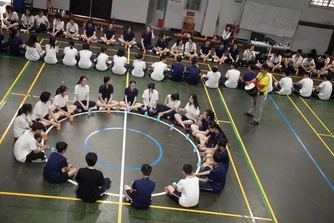 领科国际学校校服图片