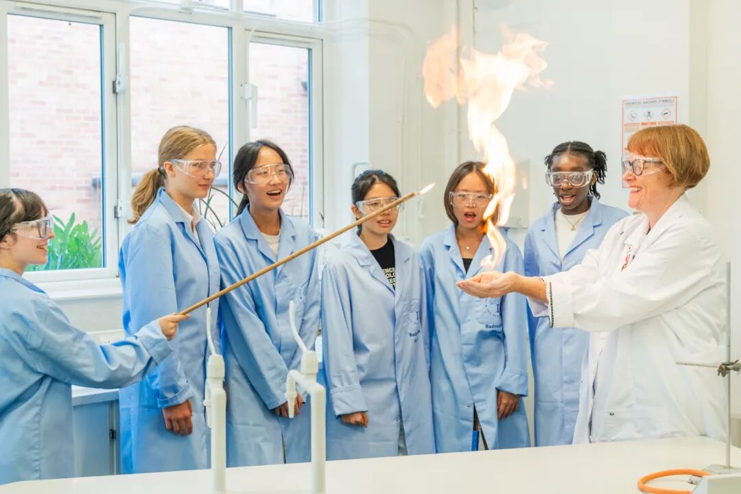 Badminton School | 英国十佳女校之一，学术与音乐并重，走出了印度首位女总理，金球奖影后