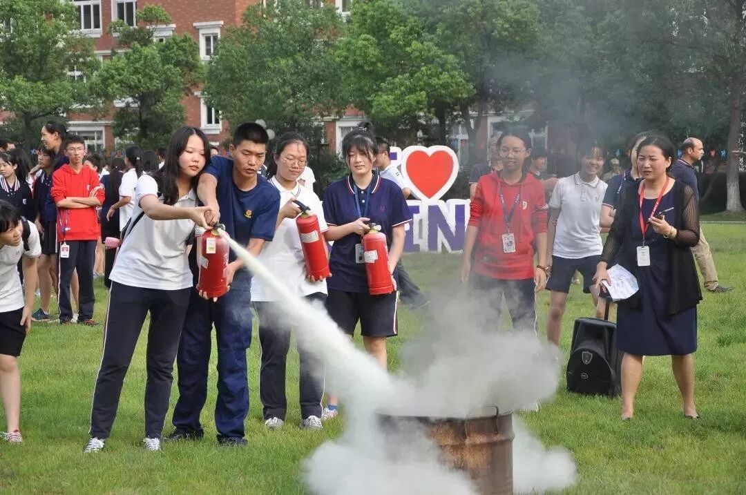 领科国际学校校服图片