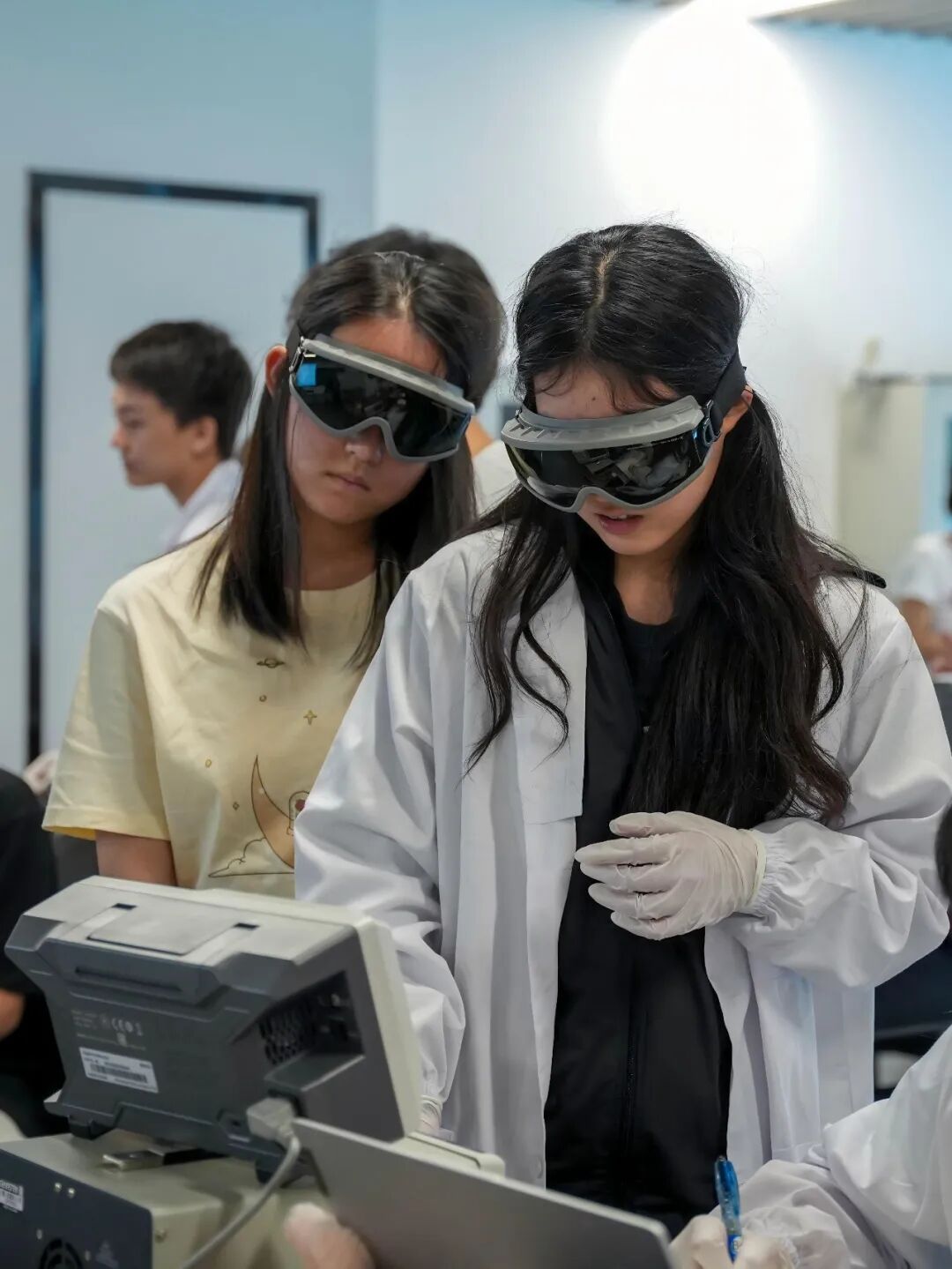 【物理科研】当激光遇见AI:揭秘智能科技背后的光学密码 【物理科研】当激光遇见AI:揭秘智能科技背后的光学密码