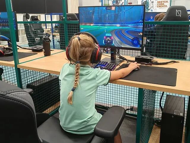 砸1亿美金办校，专教“没用的”：迪拜最贵的这所学校，打了谁的脸？