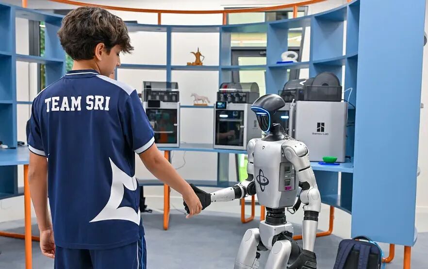 砸1亿美金办校，专教“没用的”：迪拜最贵的这所学校，打了谁的脸？