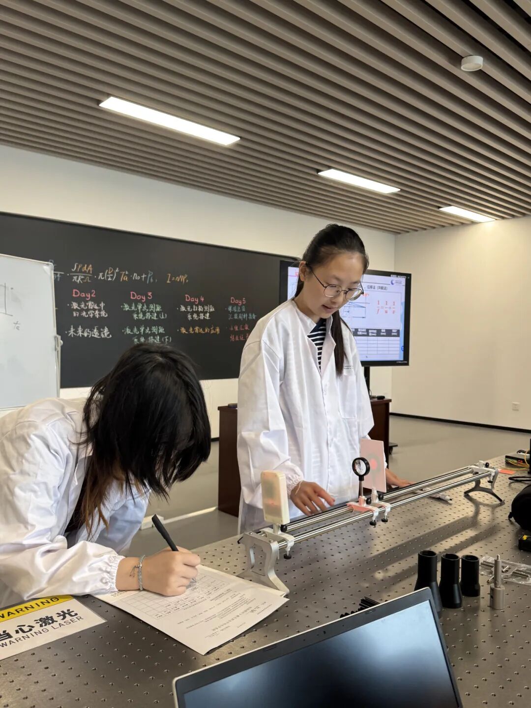 【物理科研】当激光遇见AI:揭秘智能科技背后的光学密码 【物理科研】当激光遇见AI:揭秘智能科技背后的光学密码