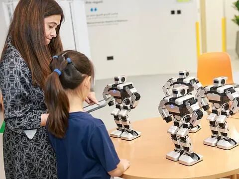 砸1亿美金办校，专教“没用的”：迪拜最贵的这所学校，打了谁的脸？