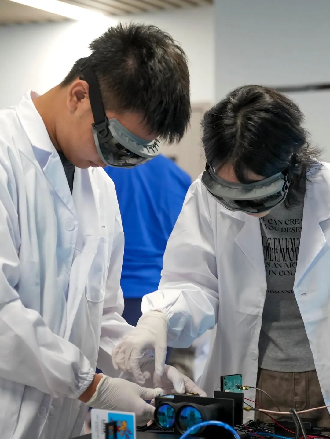 【物理科研】当激光遇见AI:揭秘智能科技背后的光学密码 【物理科研】当激光遇见AI:揭秘智能科技背后的光学密码