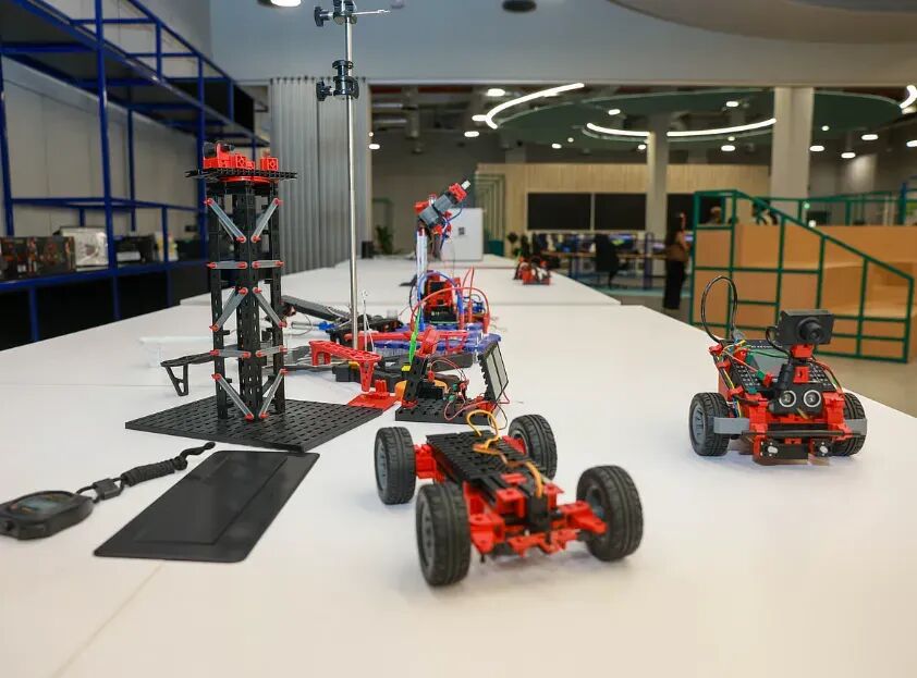 砸1亿美金办校，专教“没用的”：迪拜最贵的这所学校，打了谁的脸？