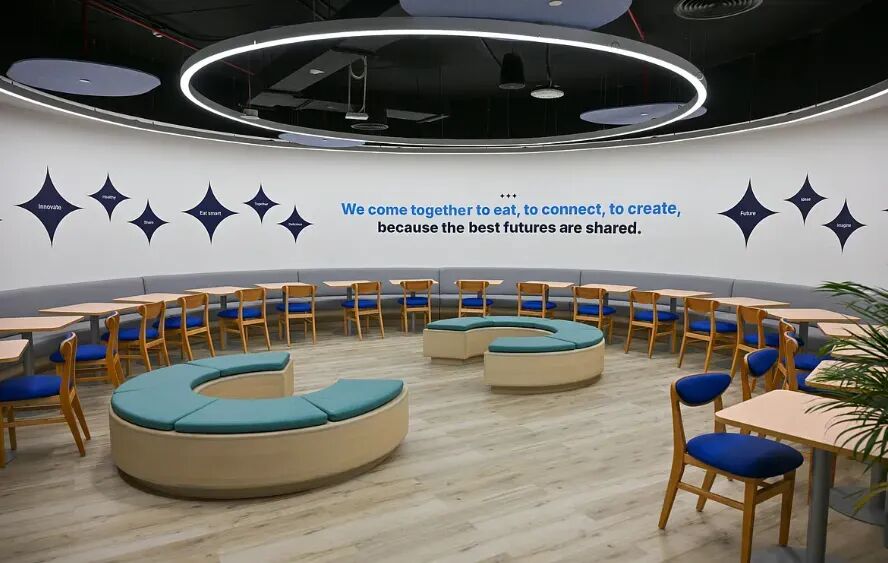 砸1亿美金办校，专教“没用的”：迪拜最贵的这所学校，打了谁的脸？