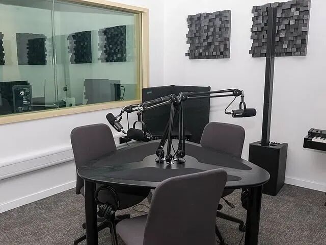 砸1亿美金办校，专教“没用的”：迪拜最贵的这所学校，打了谁的脸？