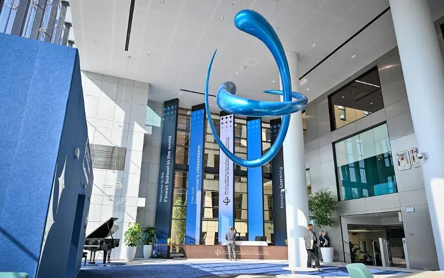 砸1亿美金办校，专教“没用的”：迪拜最贵的这所学校，打了谁的脸？