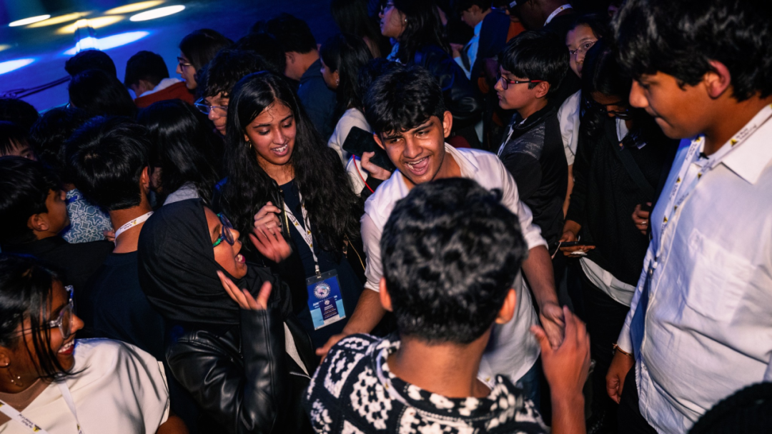 羊驼Pwaarty由此进！2026世界学者杯全球轮上海站火热报名中！全新主题带你玩转世界学者杯，更有羊驼玩偶等你来认领！