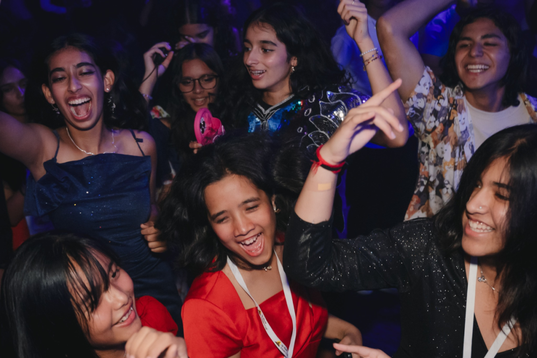 羊驼Pwaarty由此进！2026世界学者杯全球轮上海站火热报名中！全新主题带你玩转世界学者杯，更有羊驼玩偶等你来认领！